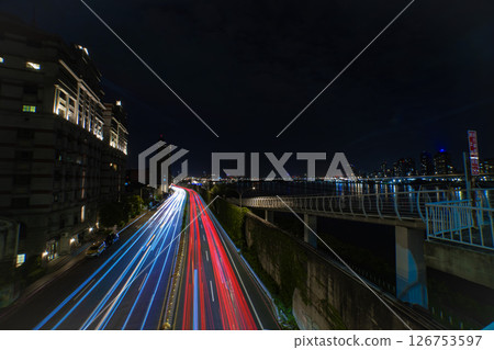 台北環河快速路夜間擁擠 [城市景象] 126753597