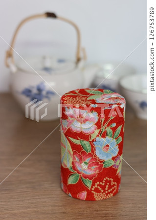 A tea caddy made from crepe paper A tea caddy made from crepe paper 126753789