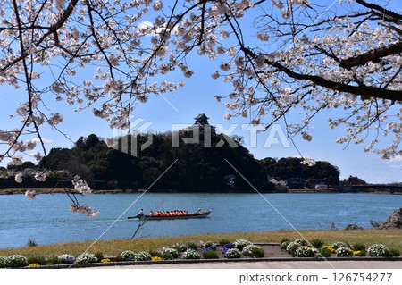 日本愛知縣犬山市:春天的犬山城和盛開的櫻花,木曾川上的遊覽船,美麗的藍天和花壇 日本愛知縣犬山市:春天的犬山城和盛開的櫻花,木曾川上的遊覽船,美麗的藍天和花壇 126754277