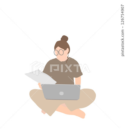 一名女性家庭工作者（棕色皮膚，戴眼鏡）一邊工作一邊檢查文件 126754907