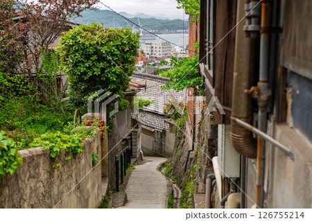 <Hiroshima Prefecture> Onomichi, a hilly town 126755214