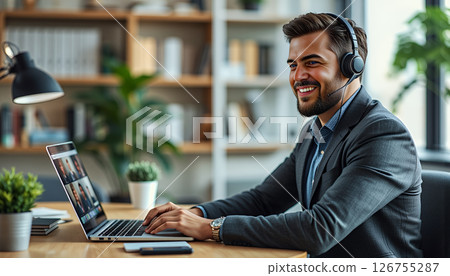 一名男子正在使用筆記型電腦參加遠端會議 一名男子正在使用筆記型電腦參加遠端會議 126755287