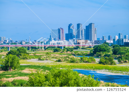 5 月 28 日，日本東京城市景觀......川崎站和武藏小杉站前的多摩川和高層公寓大樓景觀 = 令和 7 126755524