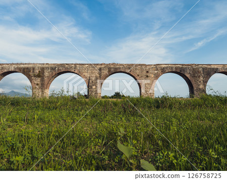 ancient roman aqueduct with arched architecture 126758725