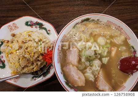 煮乾拉麵和炒飯套餐 126758908