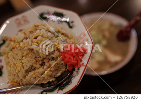 煮乾拉麵和炒飯套餐 煮乾拉麵和炒飯套餐 126758920