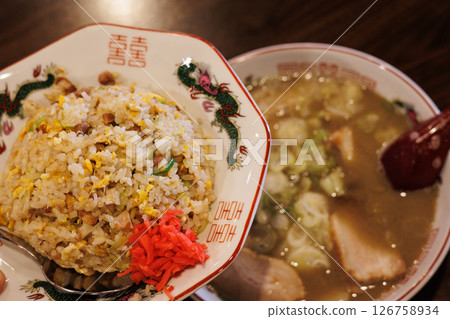 煮乾拉麵和炒飯套餐 126758934