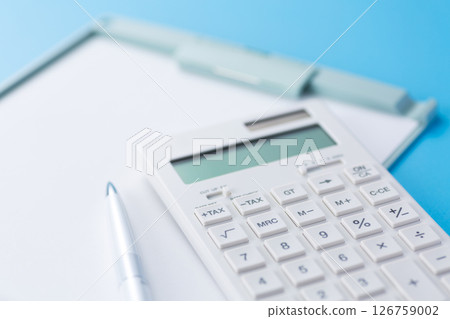 活頁夾和白色計算器 126759002