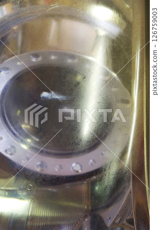 塑膠大燈罩隨著時間的推移變黃並變得渾濁 塑膠大燈罩隨著時間的推移變黃並變得渾濁 126759003