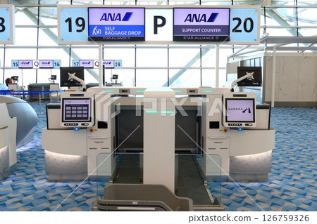 羽田機場第2航廈國際出發大廳行李托運櫃檯 126759326