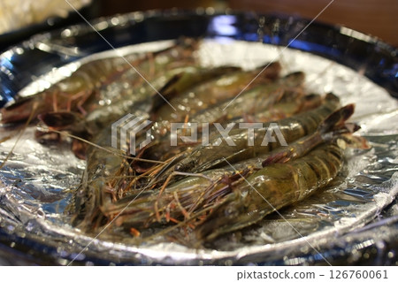 raw fresh tropical prawns shrimps on plate raw fresh tropical prawns shrimps on plate 126760061