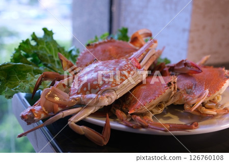 Crabs plate lettuce Thai-style stir-fried crab with bell peppers and onions on a bed of lettuce. 126760108