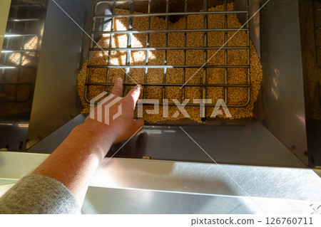 投幣式碾米機的糙米入口 126760711
