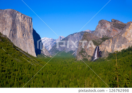 Yosemite el Capitan and Half Dome in California Yosemite el Capitan and Half Dome in California 126762998