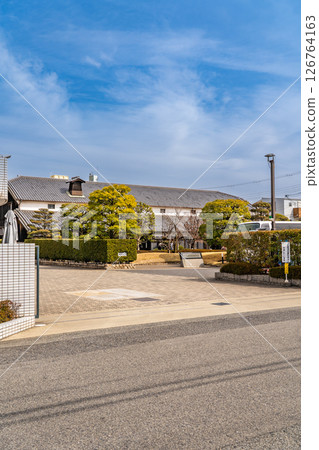 白鶴清酒釀酒廠位於灘五鄉之一的御影鄉。白鶴酒造資料館（團體參觀路線）。神戶市東灘區住在吉南町。 126764163