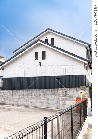 The exterior of the Uozakigura Brewery at Kenbishi Sake Brewery, which operates in Mikagego, one of the Nada Gogo districts. Uozakiminamicho, Higashinada Ward, Kobe City. The exterior of the Uozakigura Brewery at Kenbishi Sake Brewery, which operates in Mikagego, one of the Nada Gogo districts. Uozakiminamicho, Higashinada Ward, Kobe City. 126764167