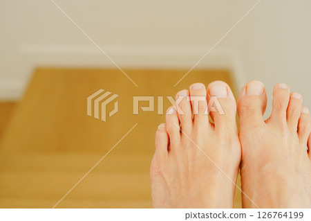 腳趾和木樓梯背景複製空間 腳趾和木樓梯背景複製空間 126764199