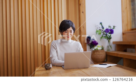 一位 50 多歲的女性遠距工作 126764216