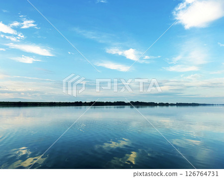 水面上的天空 水面上的天空 126764731