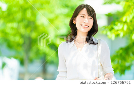 微笑的女人/女商人在戶外散步 微笑的女人/女商人在戶外散步 126766791