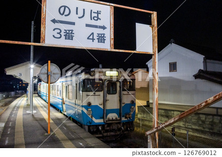 【鳴門線】平日傍晚，一列本地列車停靠在池谷站 126769012