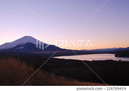 黃昏時的富士山與湖泊 126769424