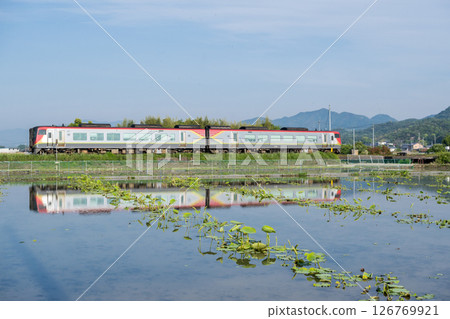 【德島線】工作日清晨開往德島站的特快列車 【德島線】工作日清晨開往德島站的特快列車 126769921