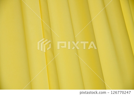 黃色的窗簾 126770247