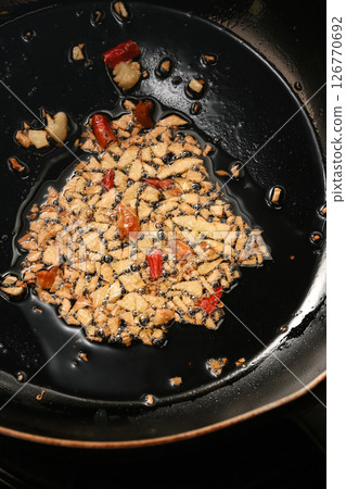 How to fry garlic and chili peppers in olive oil How to fry garlic and chili peppers in olive oil 126770692