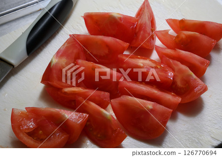 cut tomato 126770694
