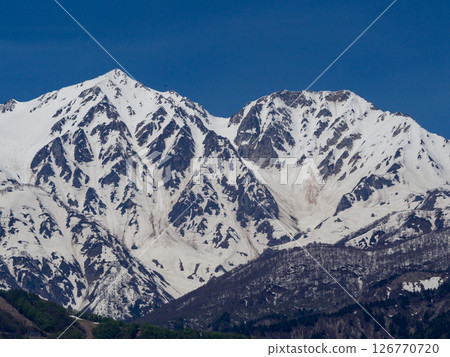 長野縣白馬村北阿爾卑斯山仍有積雪 126770720