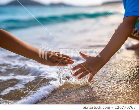 孩子們在旅行目的地的海灘上玩耍 126770765