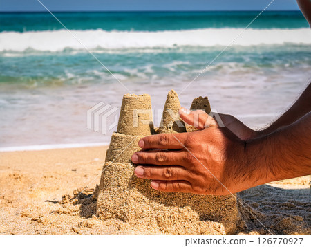 在旅遊目的地的海灘上玩耍的孩子 在旅遊目的地的海灘上玩耍的孩子 126770927