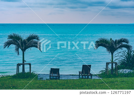Immerse yourself in a resort atmosphere while gazing at the tropical ocean on Ishigaki Island 126771197