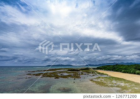 雨季天空下,石垣島觀音海灘的寧靜景色 雨季天空下,石垣島觀音海灘的寧靜景色 126771200