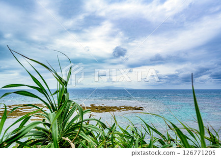 雨後，石垣島觀音海灘被雨季的天空籠罩，景色靜謐 126771205