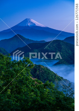A sea of clouds and mountain ranges with Mt. Fuji as seen from the mountains of Nishiizu before dawn 126771568