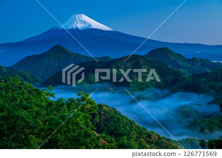 藍色時刻的西伊豆山脈和富士山 126771569