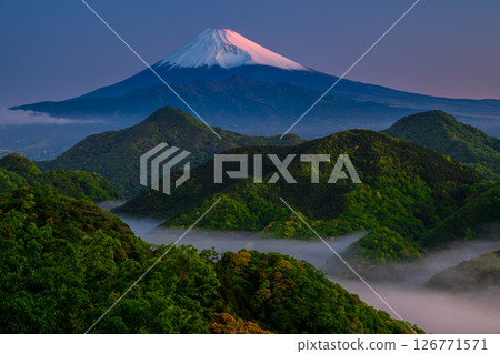從西伊豆山脈眺望的連綿山脈和鮮紅的富士山 126771571