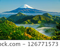 富士山和雲霧繚繞的青山 126771573