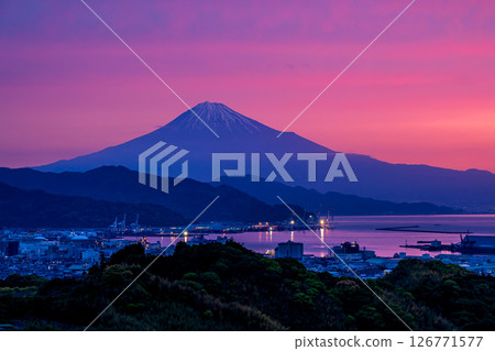 從日本平中央眺望的清水港和日出富士山 126771577