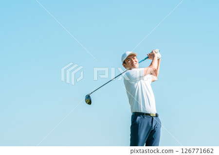 男高爾夫球手在高爾夫球場揮動一號木桿（藍天） 126771662