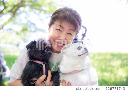 日本女子抱著她的寵物狗 日本女子抱著她的寵物狗 126771743