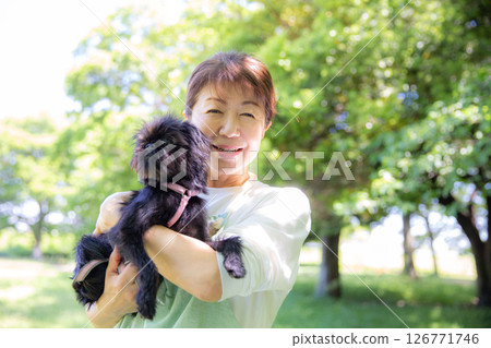 日本女子抱著她的寵物狗 126771746