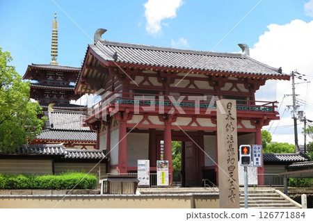 Shitennoji Temple in Tennoji Ward, Osaka City: View from the "Tennoji Minamimonmae" intersection on National Route 25 (Nandaimon Gate rebuilt in 1985) 126771884