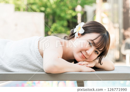 在熱帶水療中心、美容院或美容沙龍接受按摩的女性 126771990