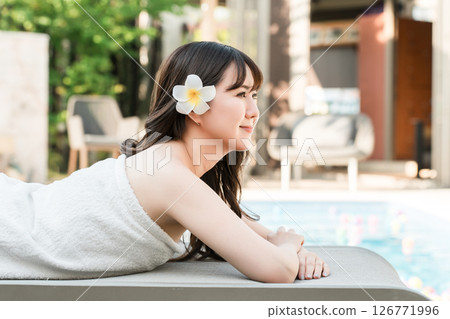 在熱帶水療中心、美容院或美容沙龍接受按摩的女性 在熱帶水療中心、美容院或美容沙龍接受按摩的女性 126771996