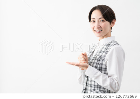 穿著辦公室制服的年輕女子 商業形象 126772669