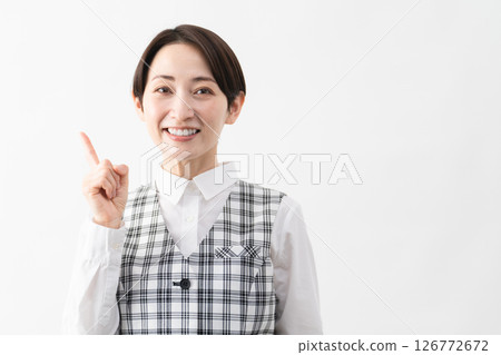 穿著辦公室制服的年輕女子 商業形象 126772672