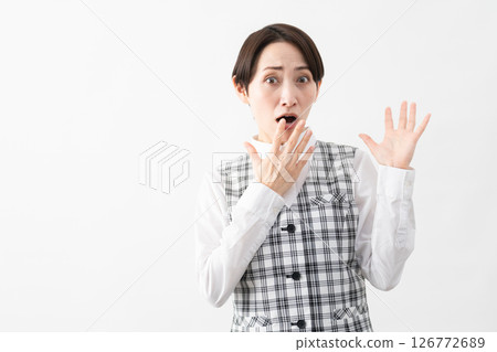穿著辦公室制服的年輕女子 商業形象 穿著辦公室制服的年輕女子 商業形象 126772689